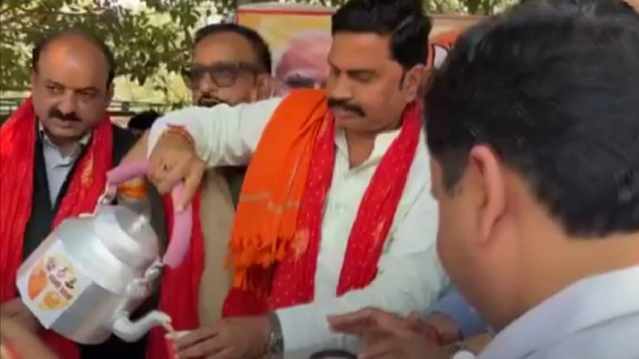 Election 2024: BJP workers serving free tea at the railway station, trying to woo Purvanchali voters
