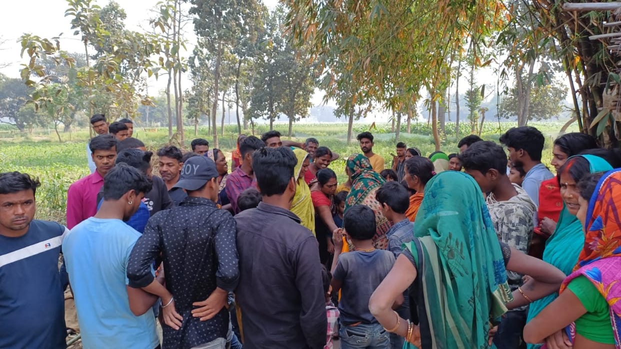 Bettiah: Villagers caught woman who cheated real jewelery by giving fake gold and handed her over to police