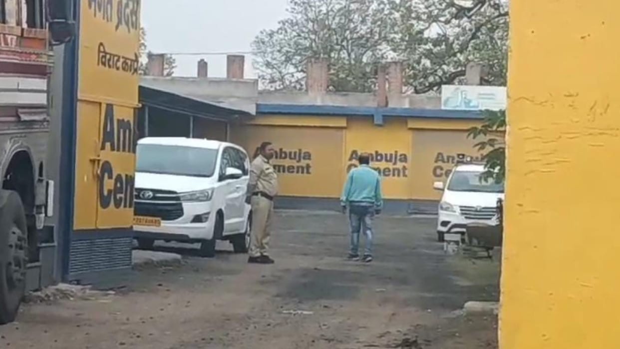 GST raid in the institute of iron businessman Bhagat Brothers in Burhar