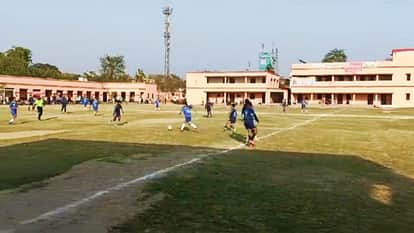 फुटबाल मैच के दौरान बनारस और रांची टीम के खिलाड़ी