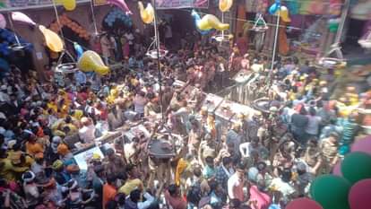 बांके बिहारी मंदिर के अंदर श्रद्धालुओं की भीड़