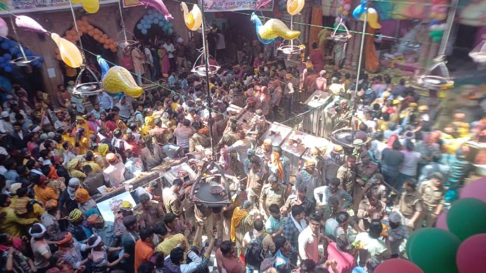 Girl fainted due to crowd pressure at Shri Banke Bihari Temple in Vrindavan