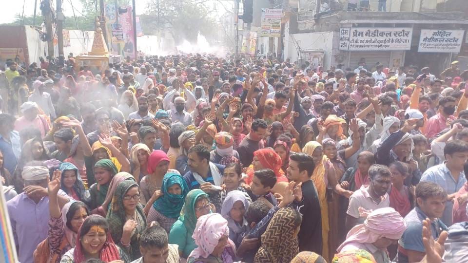 Banke Bihari came out of sanctum sanctorum to play Holi On Rang Bharni Ekadashi procession of devotees
