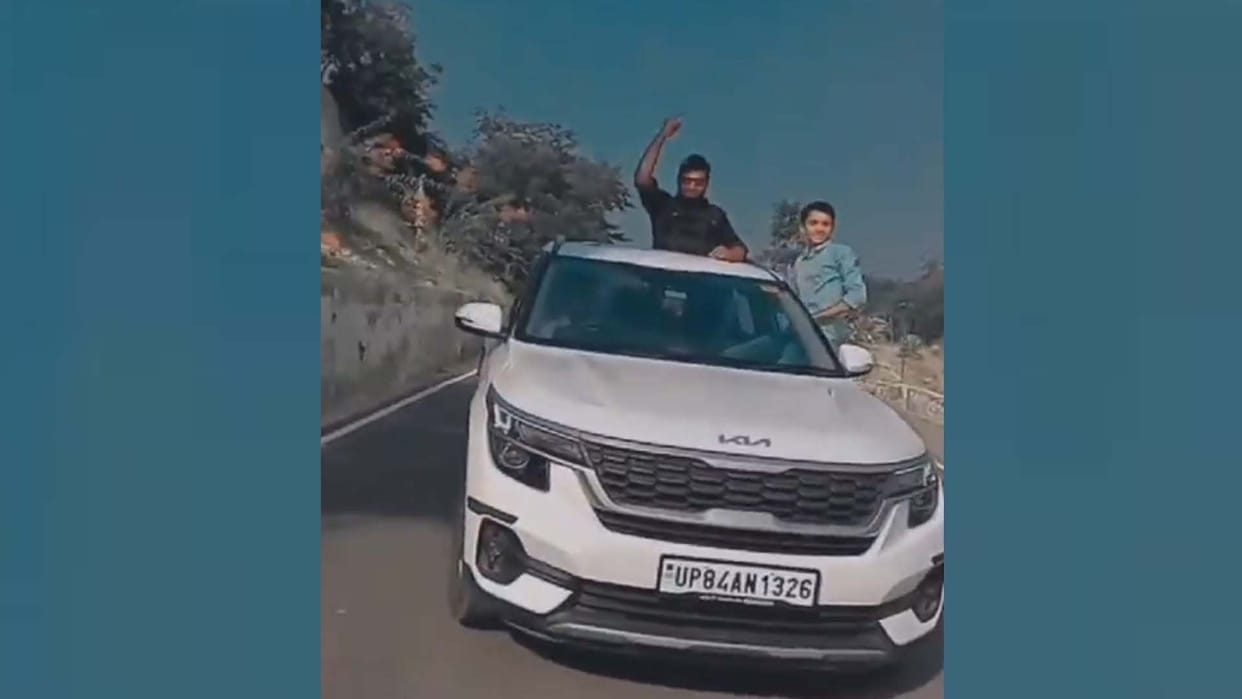 Etawah: Stunt in a moving car, challan of Rs 10500