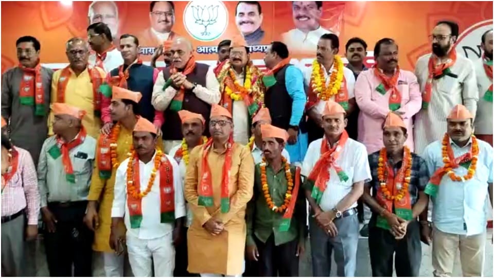 Dozens of officials including Congress leader Chaturvedi join BJP in Umaria
