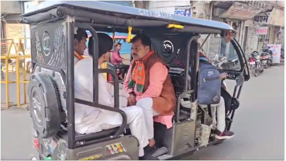 Energy Minister Pradyuman Singh Tomar seen in a different style in Gwalior roamed city in rickshaw