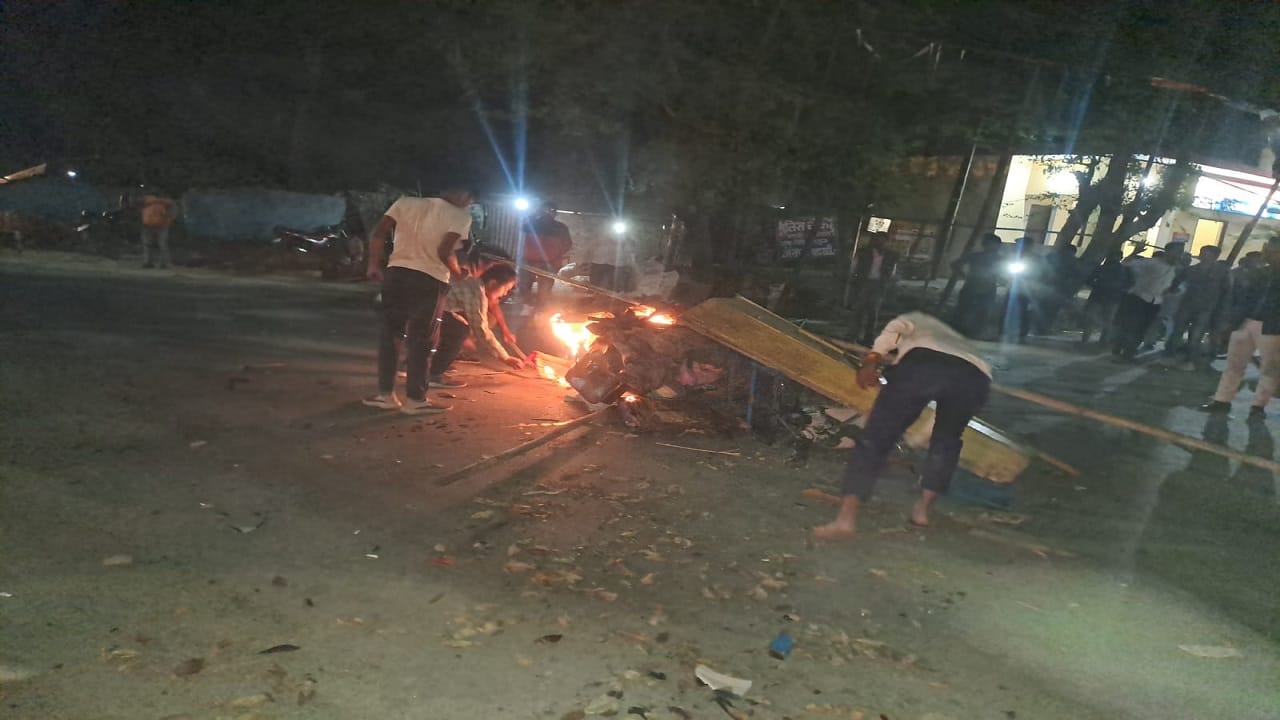 Badaun double murder People get angry after see bloody bodies of brothers chaos on road of Badaun see Photos
