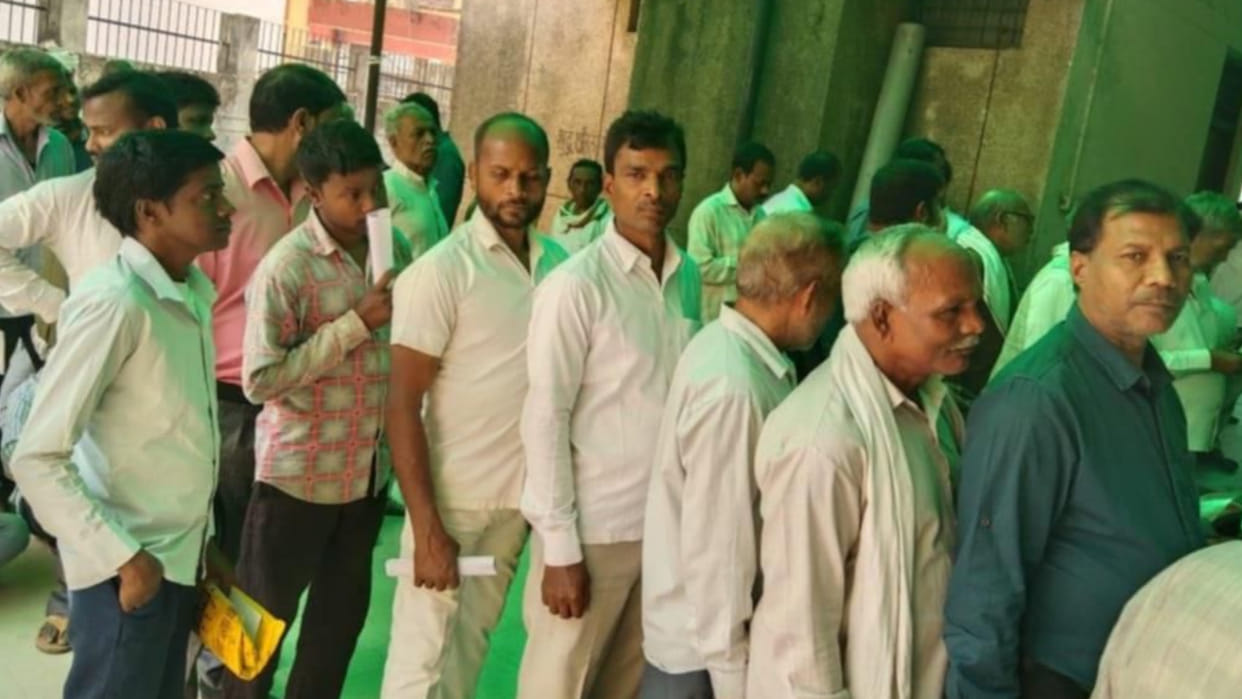 In Gorakhpur, people are facing problems due to heavy load on servers, cases entangled in court.