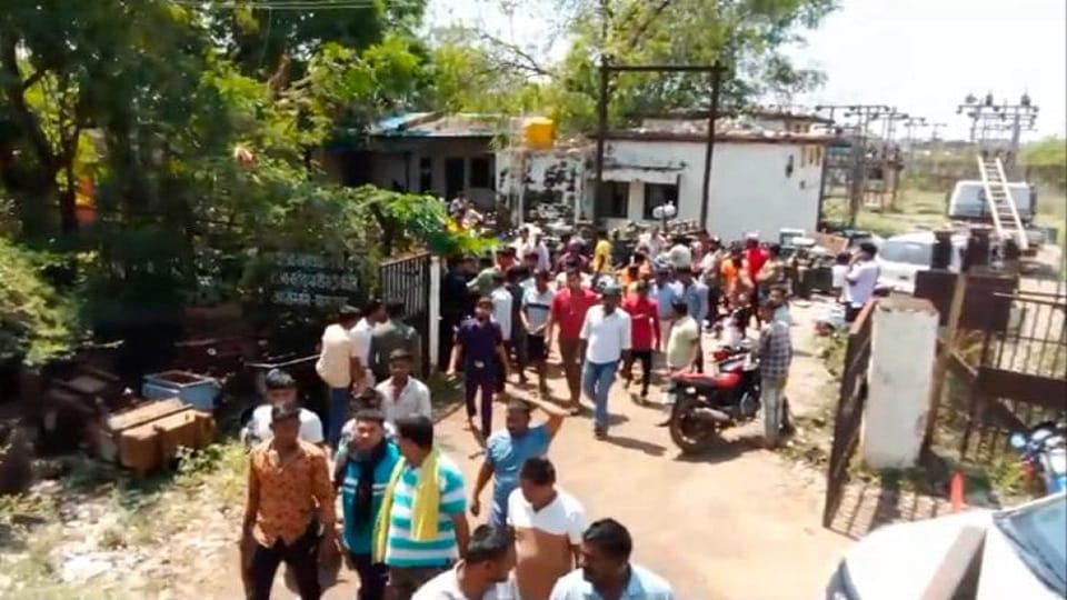घटना के बाद लोगों ने किया घेराव