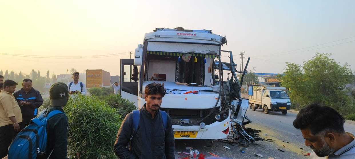 Etawah Accident, Bus rammed into truck from behind, accident occurred due to sudden braking, four people injur