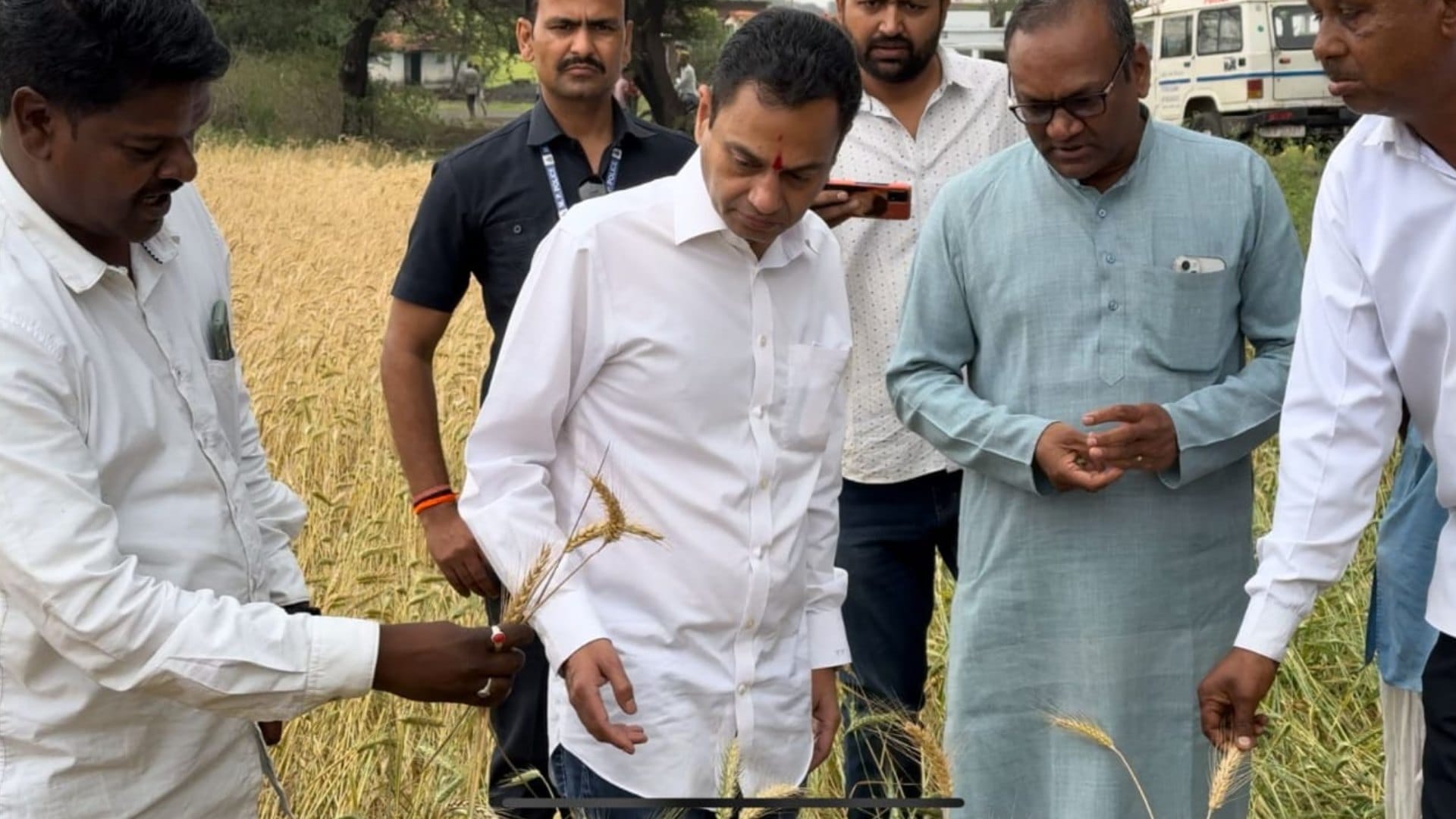 खेतों में पहुंचे नकुलनाथ