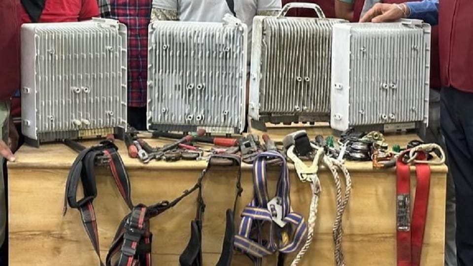 Gang involved in buying and selling of mobile tower equipment caught