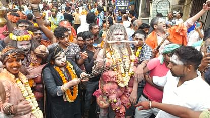Holi 2024 celebration devotees play pyre ashes at Harishchandra Ghat Varanasi
