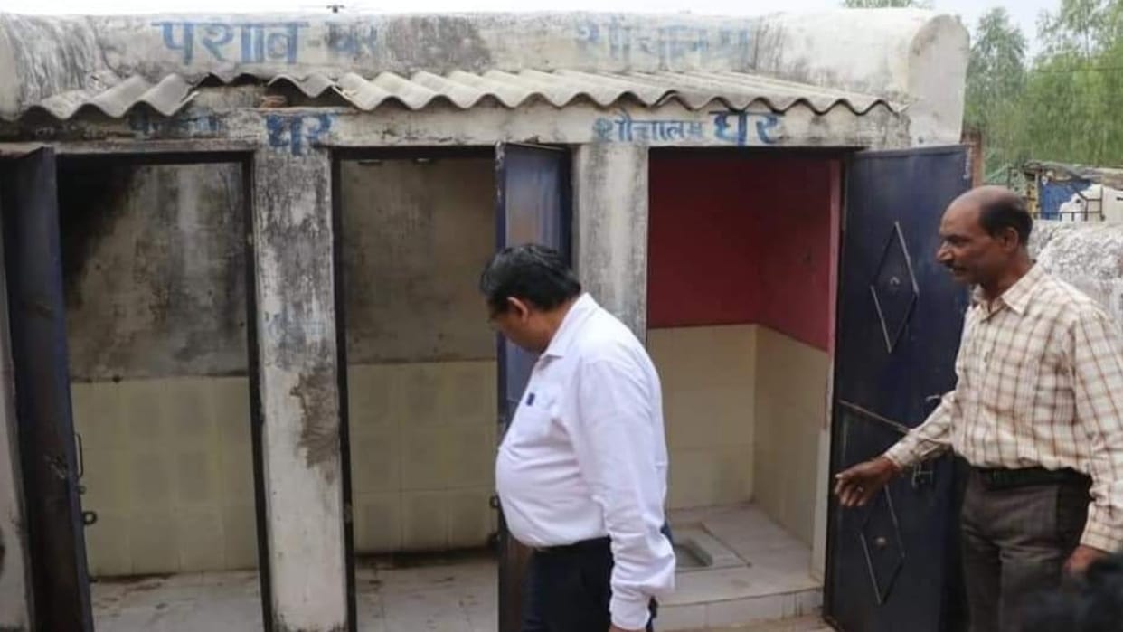 Commissioner conducted surprise inspection of schools, Anganwadi and polling centers