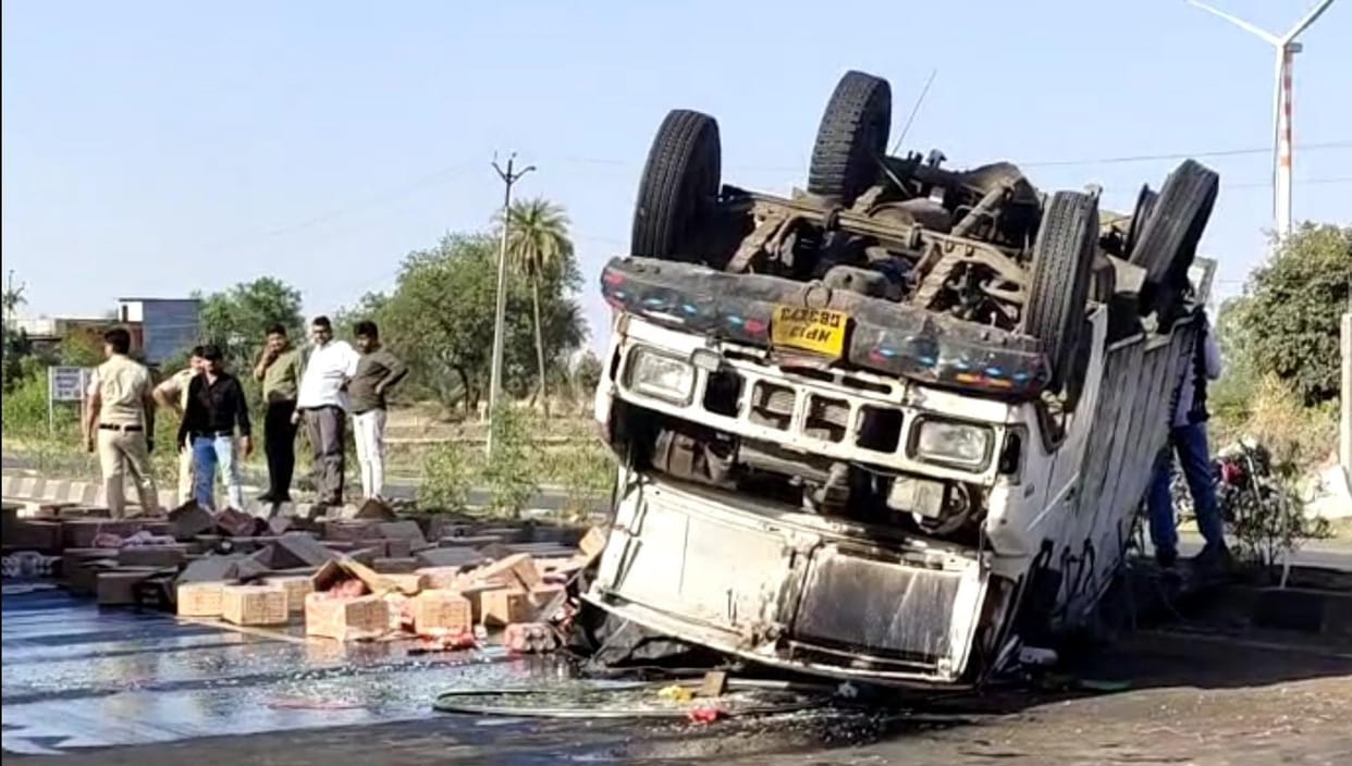 MP News: Vehicle filled with liquor overturned on four lane, people looted liquor bottles