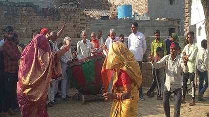 Huriyars and Huriyarins danced to beats of drums in Naujheel On Rangbharani Ekadashi