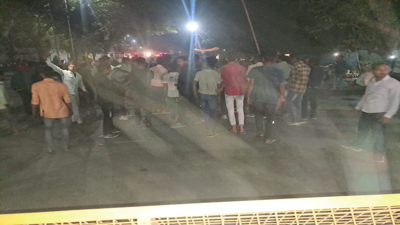 Badaun double murder People get angry after see bloody bodies of brothers chaos on road of Badaun see Photos