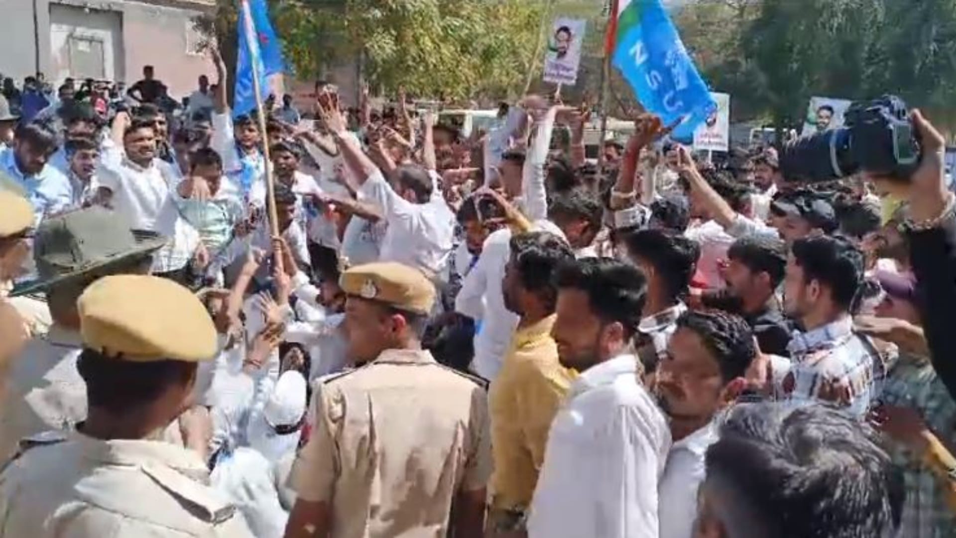 पुलिस और एनएसयूआई कार्यकर्ता