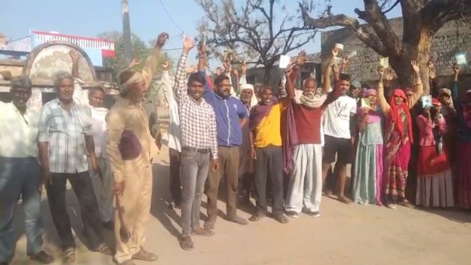 प्रदर्शन करते ग्रामीण