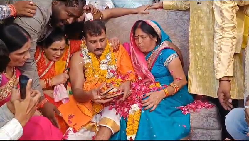 Madhya Pradesh: Ujjain's son made Charanpaduka for his mother from his own skin.