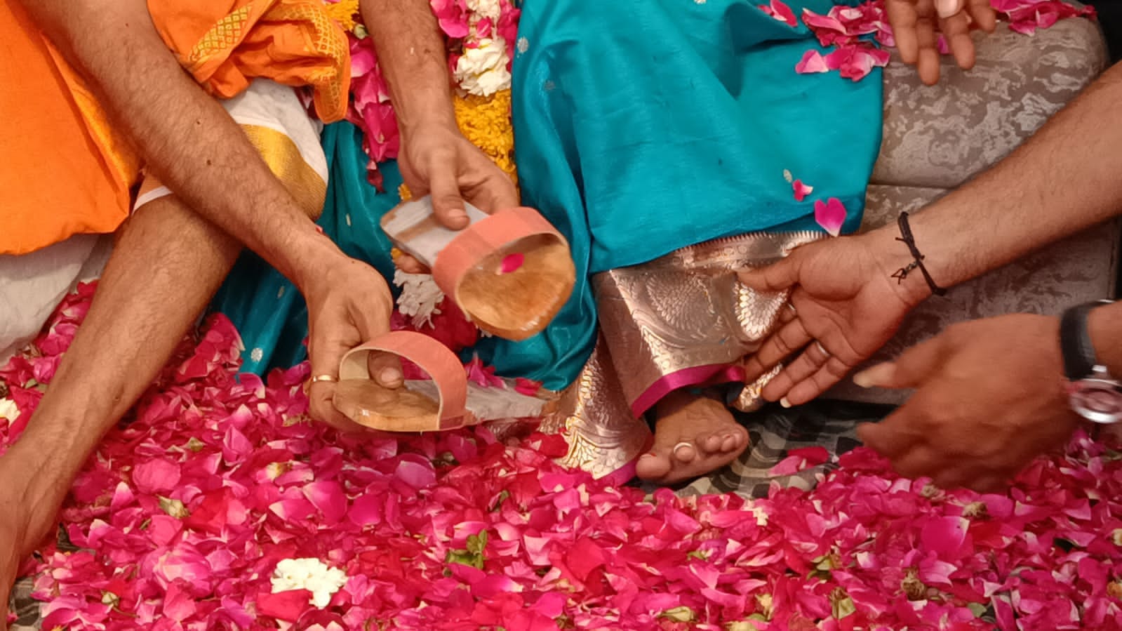 Madhya Pradesh: Ujjain's son made Charanpaduka for his mother from his own skin.