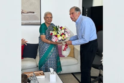 UP: उद्योगपति रतन टाटा से मिलीं राज्यपाल आनंदी बेन पटेल, विभिन्न मुद्दों पर की चर्चा UP Governor Anandi Ben Patel meets to Ratan Tata.