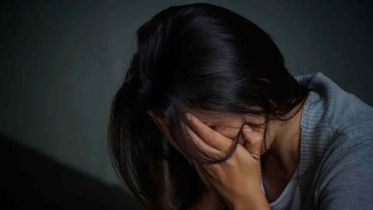 After seven years of marriage, husband beats his wife and throws her out of the house