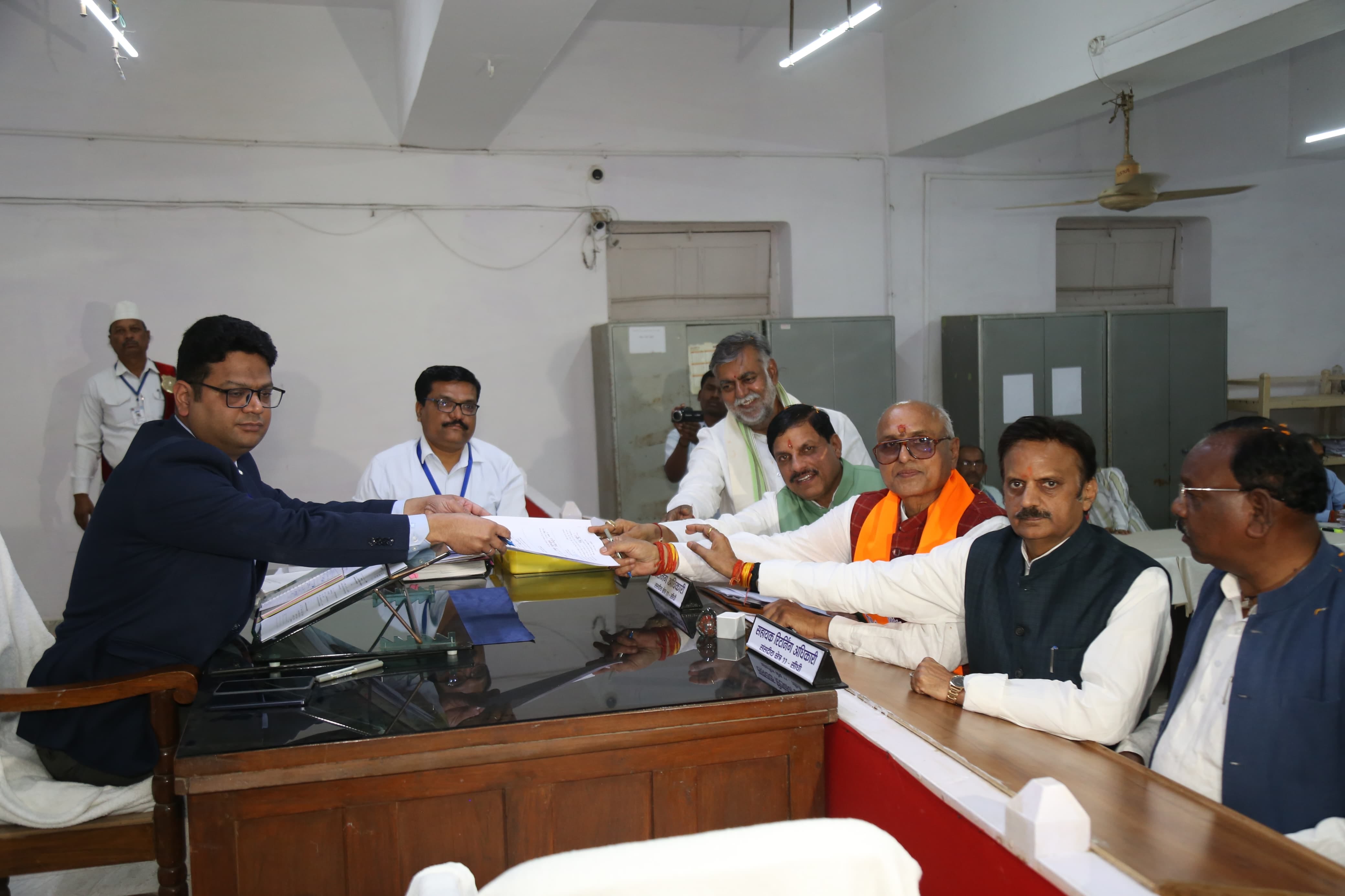 सीधी से भाजपा प्रत्याशी डॉ. राजेश मिश्र ने बुधवार को अपना नामांकन दाखिल किया।