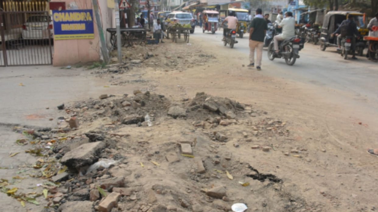 Three works distance of 300 meters at Sigra intersection in varanasi