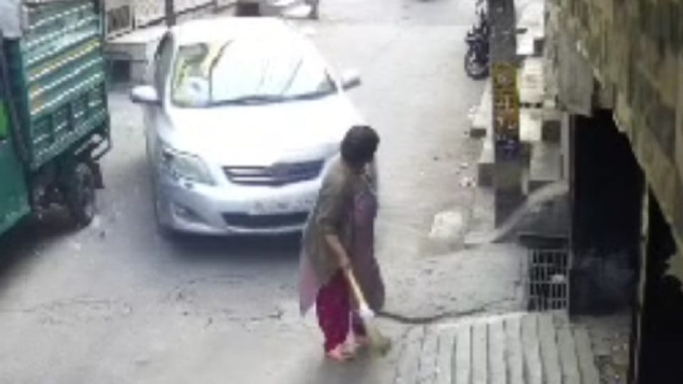 man hits old woman with car in Geeta Colony delhi dies on the spot