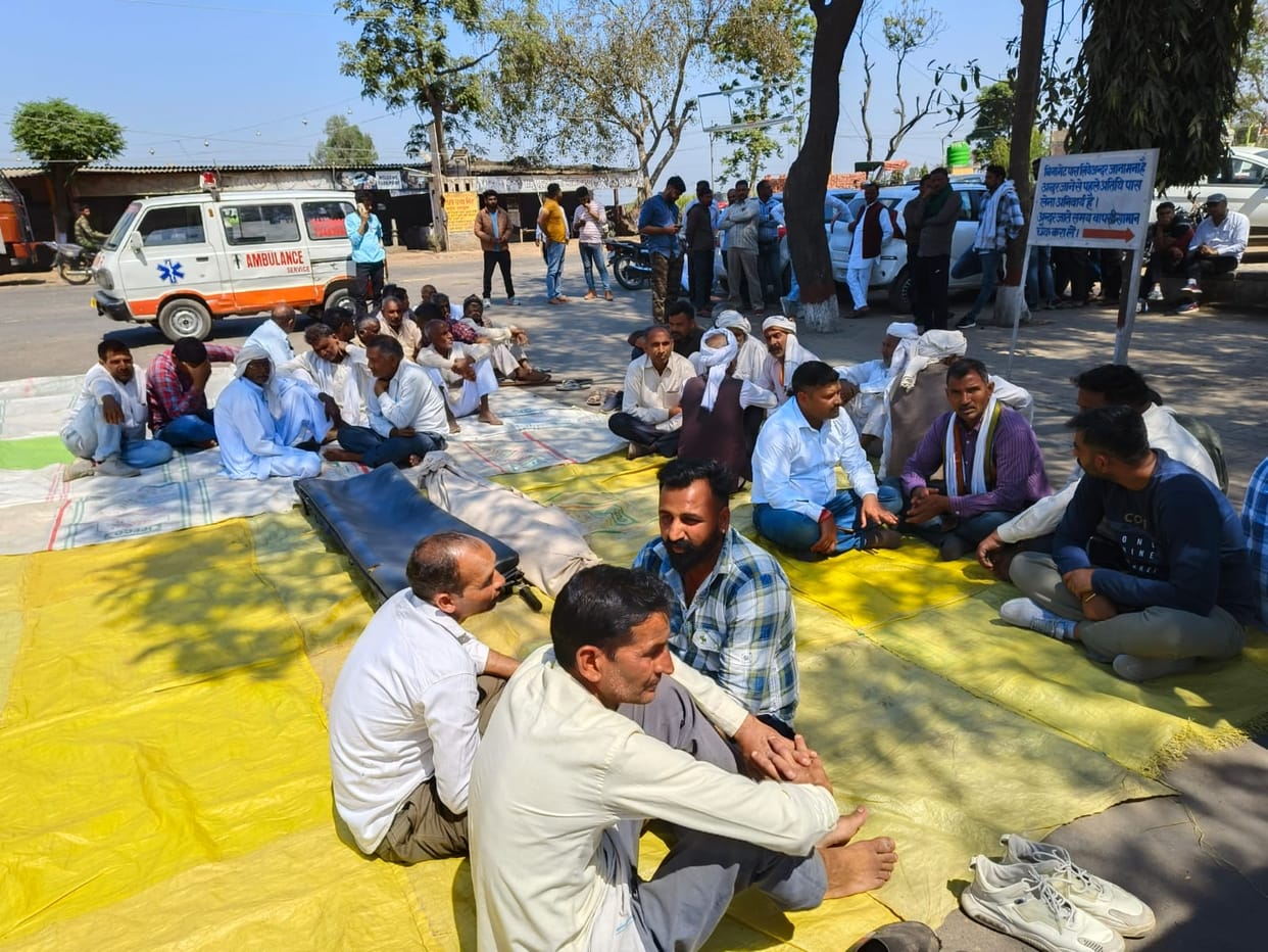 Muzaffarnagar: Security guard commits suicide, family members sit on strike outside the mill