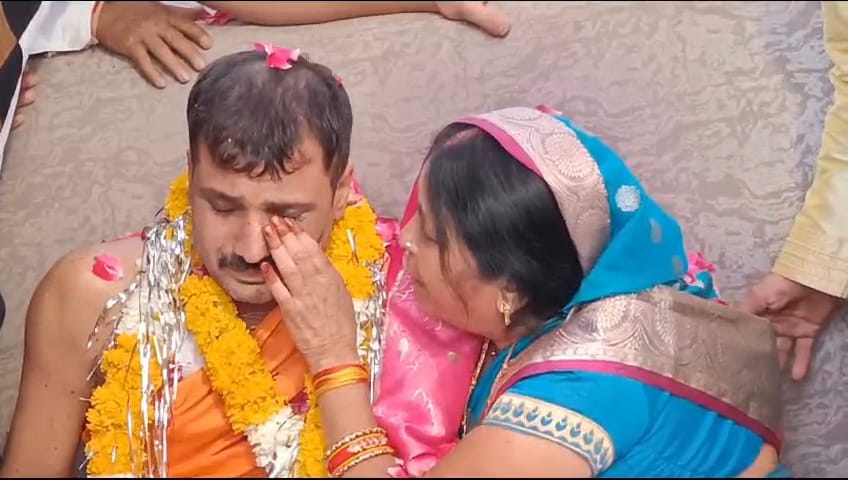 Madhya Pradesh: Ujjain's son made Charanpaduka for his mother from his own skin.