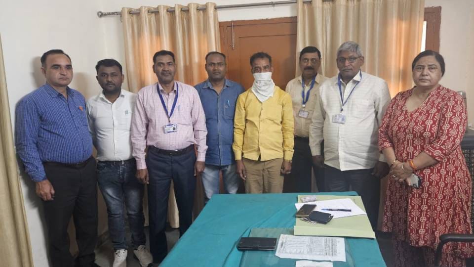 Agra vigilance team caught revenue inspector red handed taking bribe