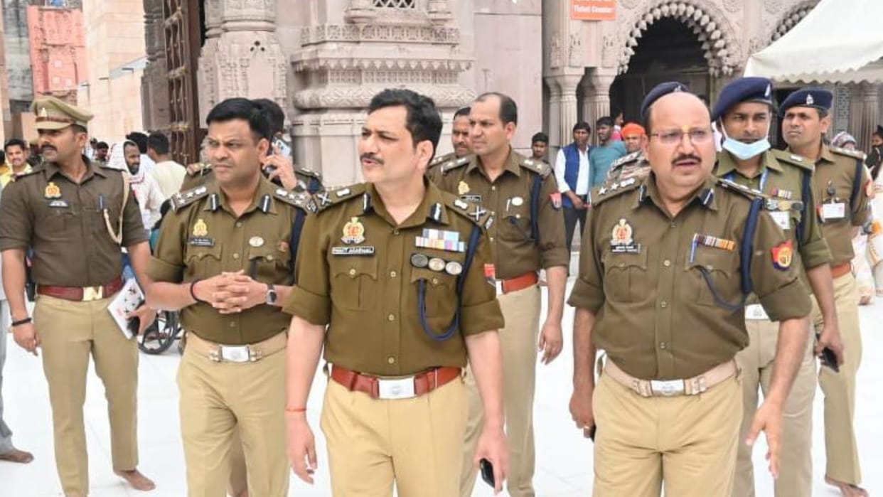 Kashi Vishwanath Dham inspected for Rangbhari Ekadashi and Masan Holi by Varanasi Commissioner