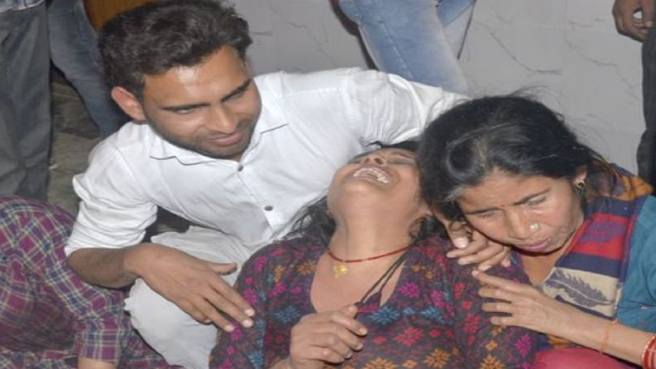 Badaun double murder People get angry after see bloody bodies of brothers chaos on road of Badaun see Photos