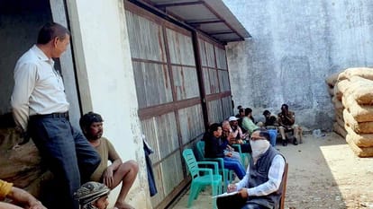 UP: रामपुर व अमरोहा की बीड़ी फर्मों में साढ़े तीन करोड़ की जीएसटी चोरी पकड़ी, एक करोड़ रुपये तत्काल करवाए जमा UP: GST theft Rs 3.5 crore caught in beedi firms of Rampur and Amroha, Rs 1 crore deposited immediately