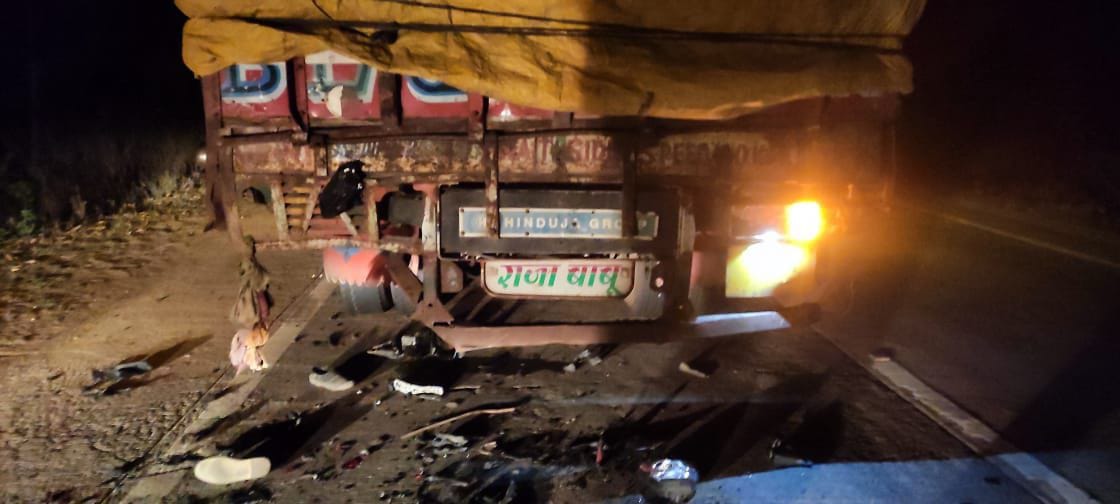 Anuppur: Motorcycle collides with a broken truck parked on the road from behind, two youths die on the spot