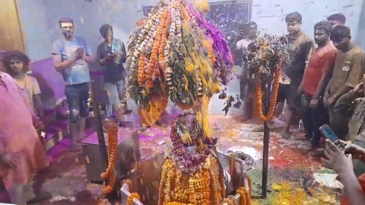 Devotees played Holi with Gulal and flowers with Baba Garibnath.