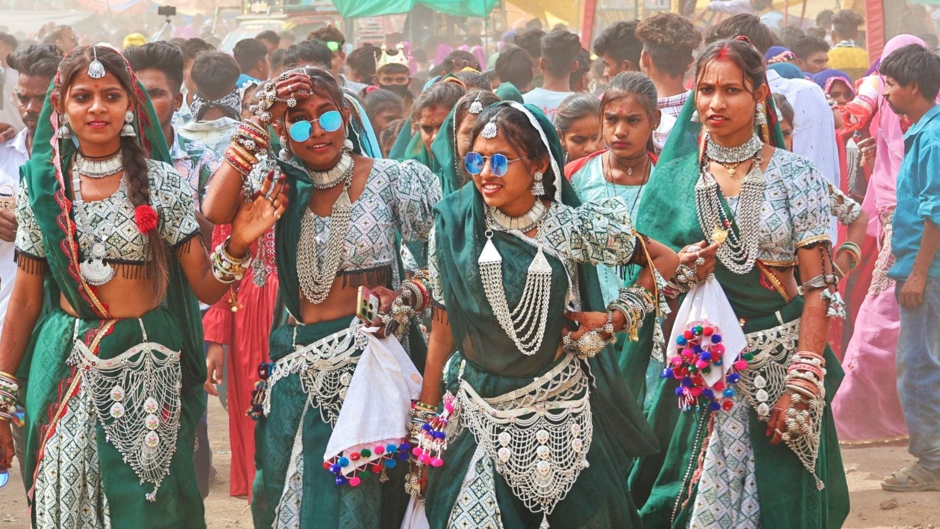 Indore: Now modernity along with tradition is visible in Bhagoria, selfies along with Kulfis