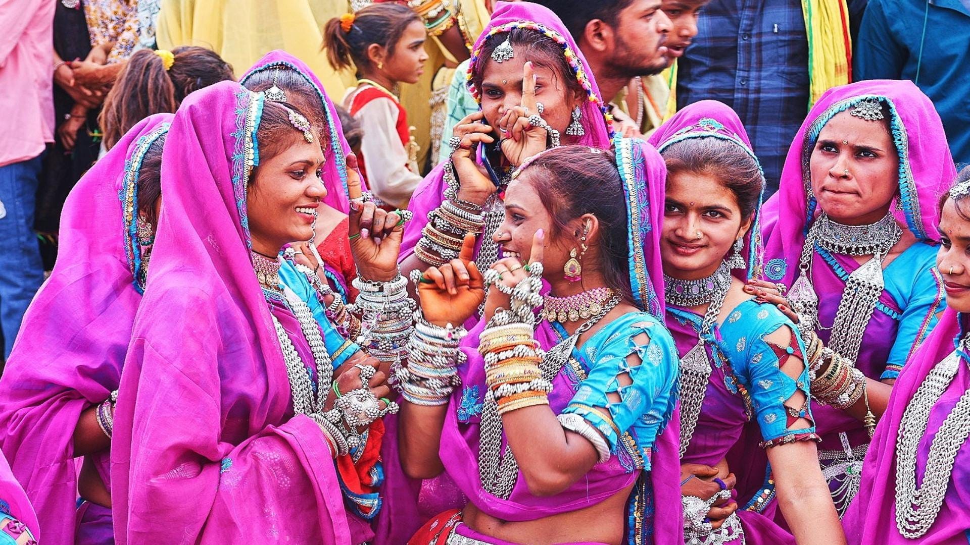 Indore: Now modernity along with tradition is visible in Bhagoria, selfies along with Kulfis