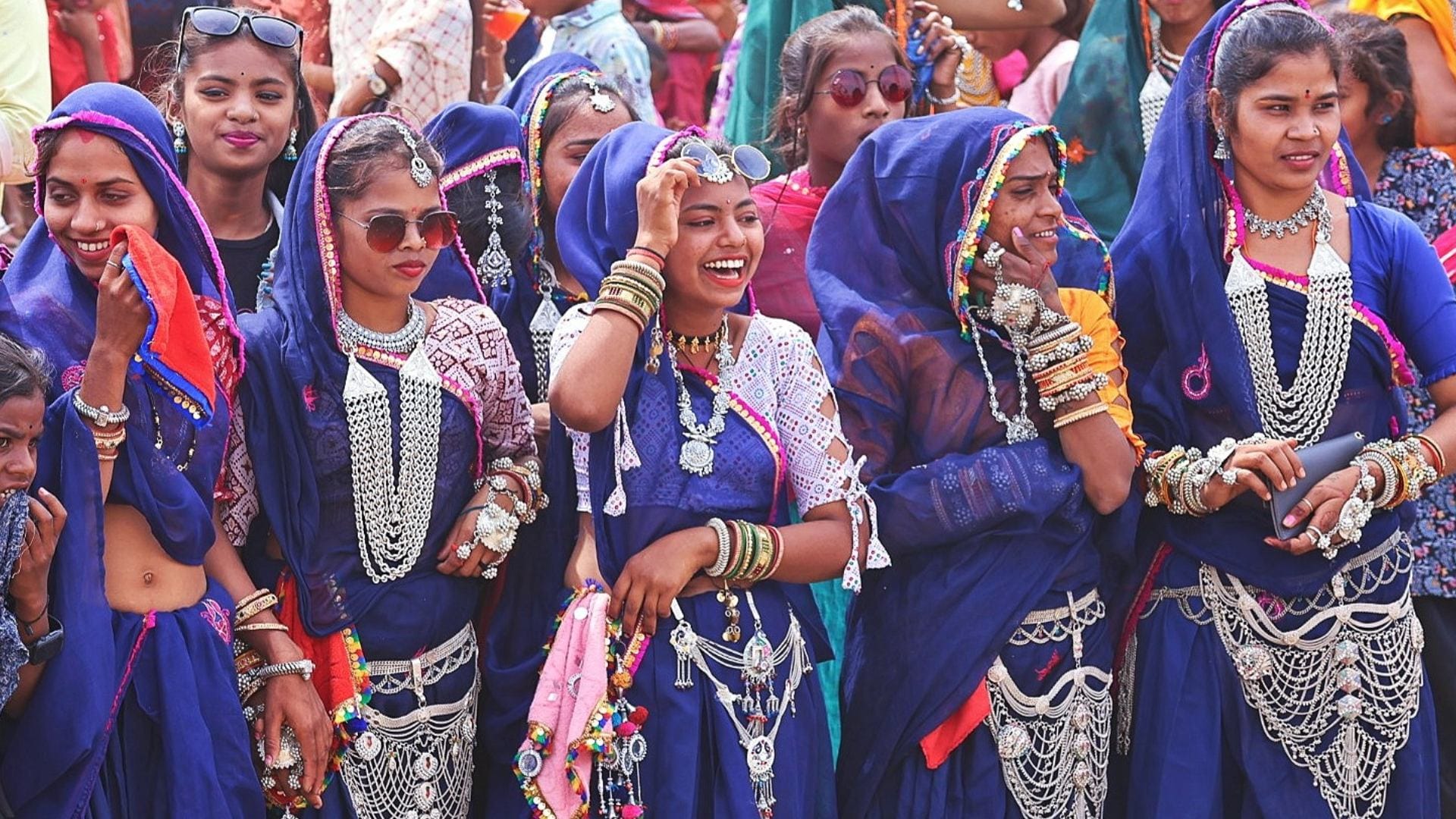 Indore: Now modernity along with tradition is visible in Bhagoria, selfies along with Kulfis