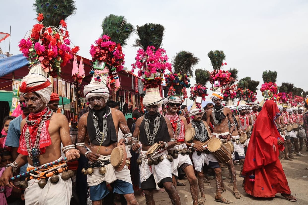 Indore: Now modernity along with tradition is visible in Bhagoria, selfies along with Kulfis