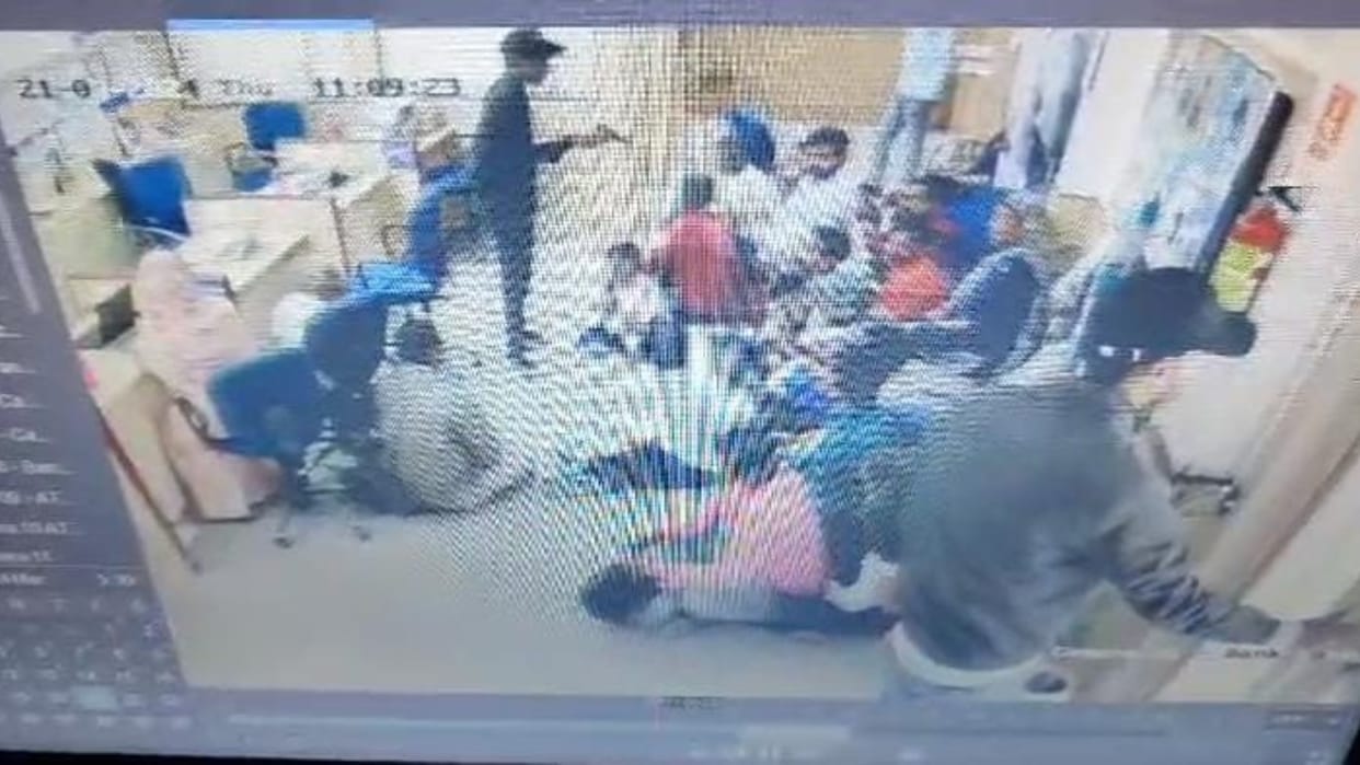 Bihar News : CCTV of robbery in HDFC Bank in Begusarai, five criminals looted Rs 20 lakh.