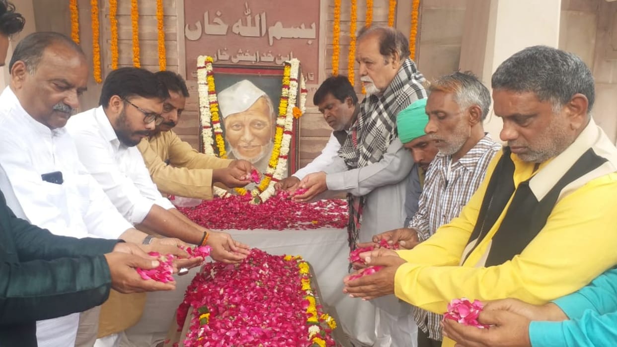 reciting Hanuman Chalisa at tomb Ustad Bismillah Khan in varanasi