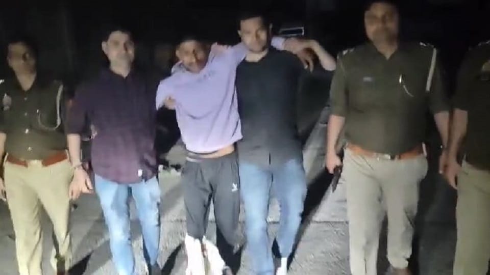 Criminals  reward of Rs 25 thousand arrested in Agraॉ committed three robberies in one night shot in the leg