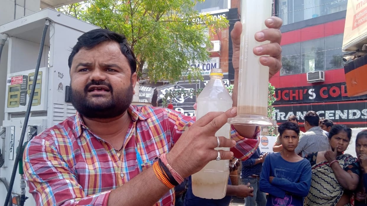 Uproar at petrol tank due to mixing of water in diesel-petrol, officials reached and took sample