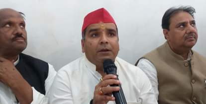 मीडिया को संबोधित करते धर्मेंद्र यादव।