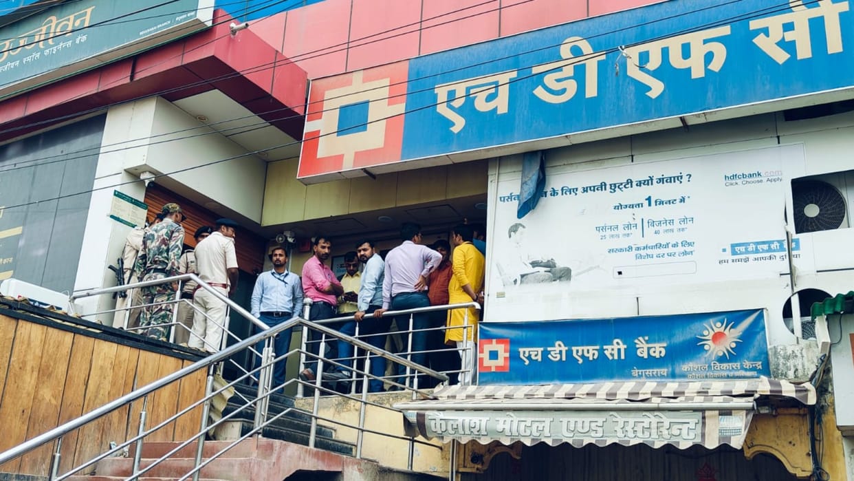 Robbery incident in HDFC Bank in Begusarai