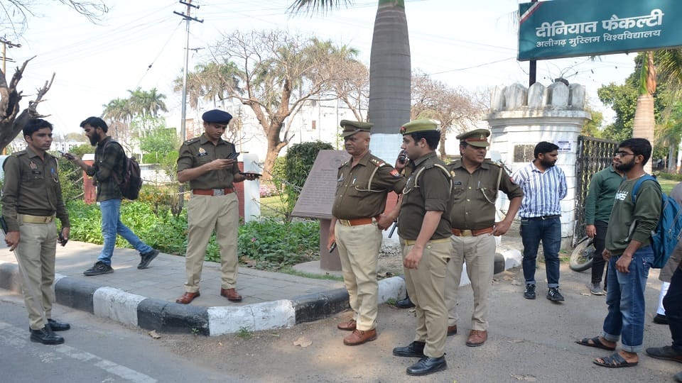 Students beaten in AMU for playing Holi
