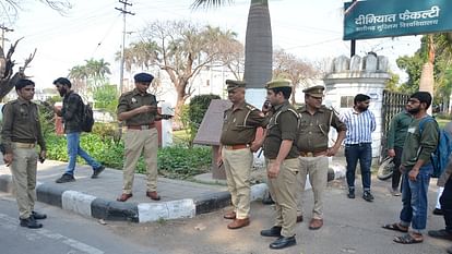 AMU: होली खेलने को लेकर छात्रों को पीटा, 10 के खिलाफ मुकदमा दर्ज, आरोपियों की गिरफ्तारी के लिए थाने में धरना Students beaten in AMU for playing Holi